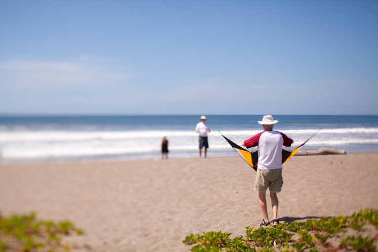 Travel Photographer : getting ready to fly the kite on the beach