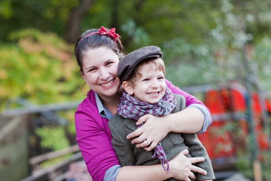 Toronto Family Photographer Toronto Family Photographer : mother and son smiling
