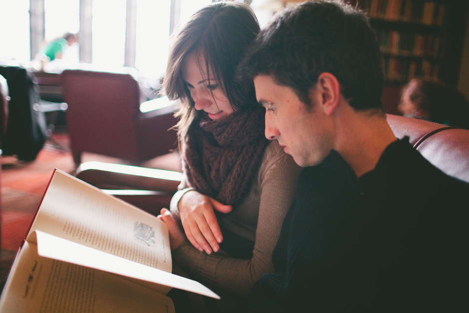 Engagement Photographer Toronto : couple reading in library