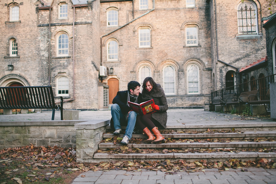 Toronto Engagement Photographer : couple reading book 