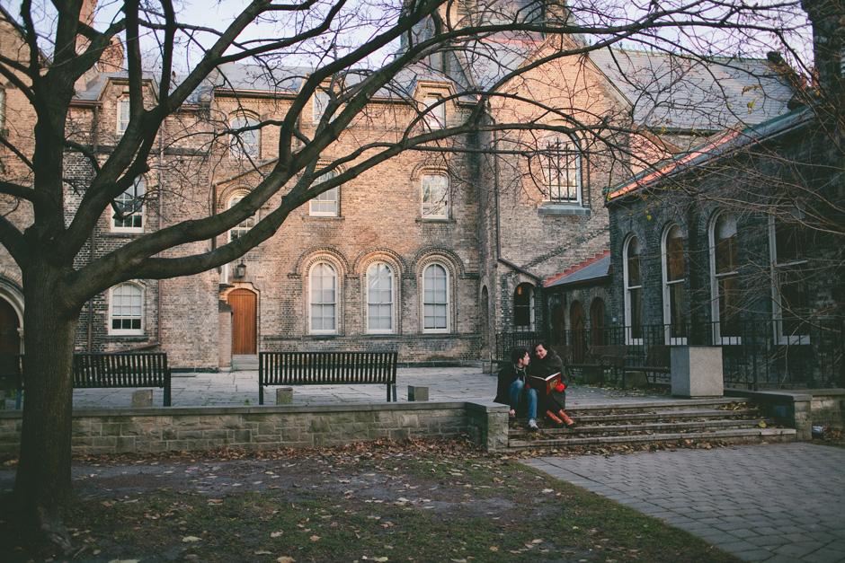 Toronto Engagement Photographer : couple reading book 