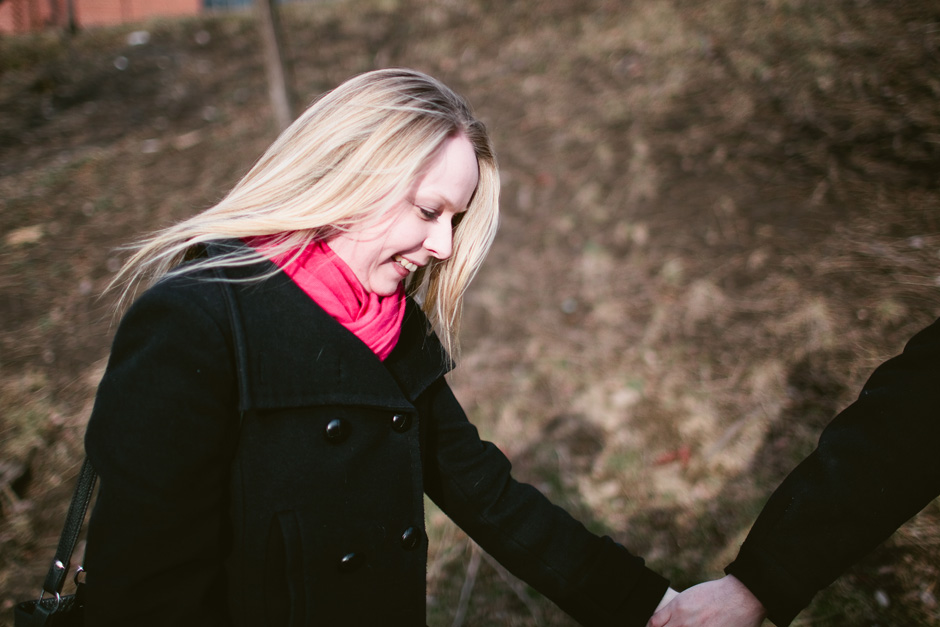Fun Engagement Photographer : couple enjoying a laugh while walking on sidewalk