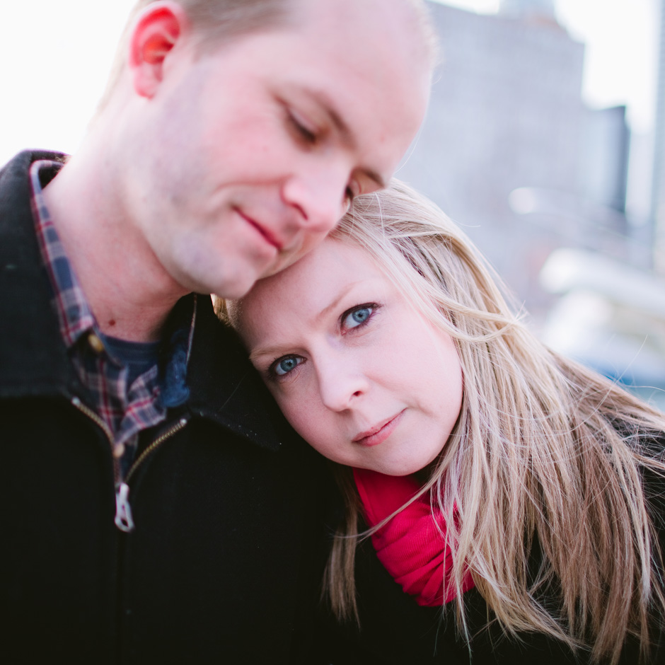 Engagement pics Toronto : a quiet moment 