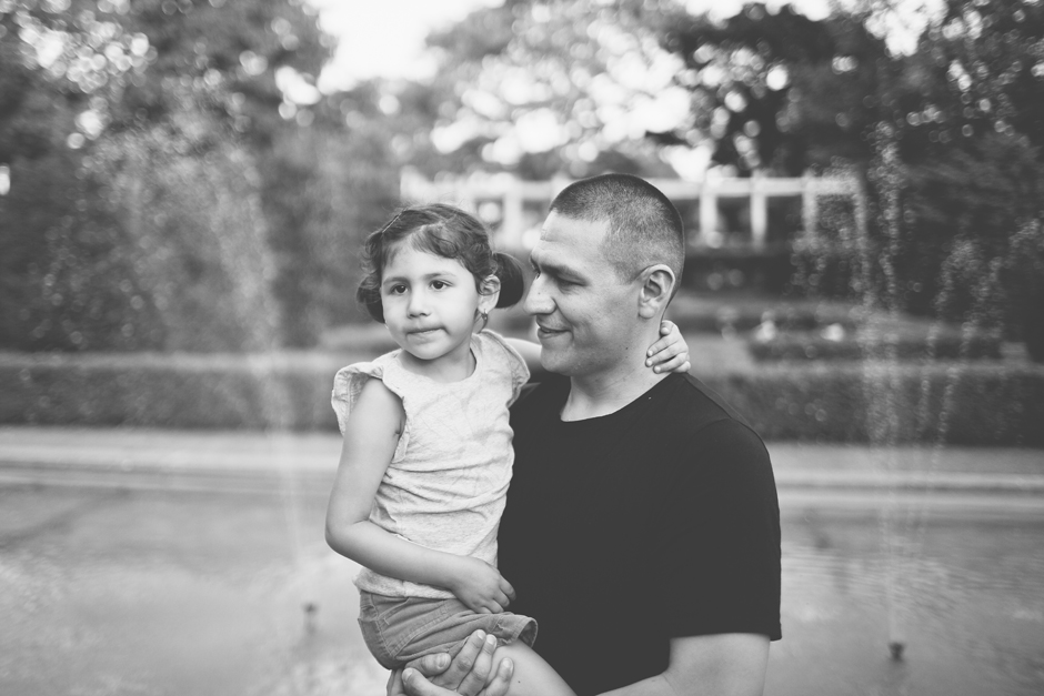 Family photo in High Park : daddy and his daughter