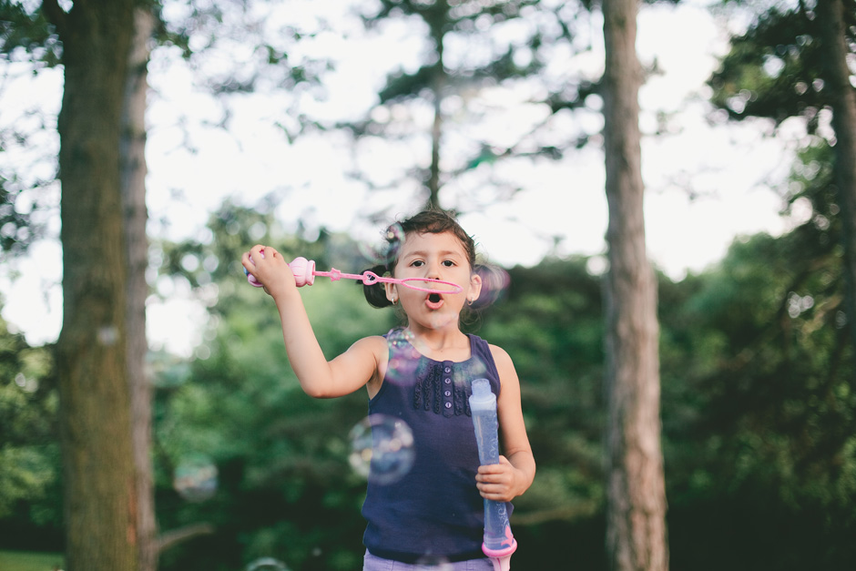 Toronto High Park Family Picture : blowing bubbles