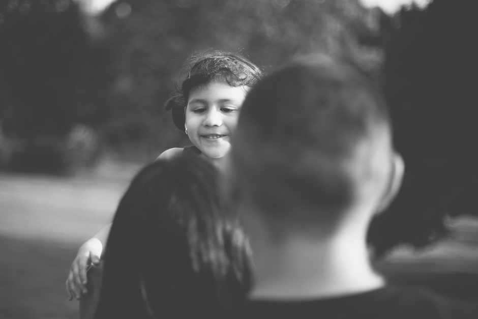 Toronto High Park Family photo : Girl looking at mother 