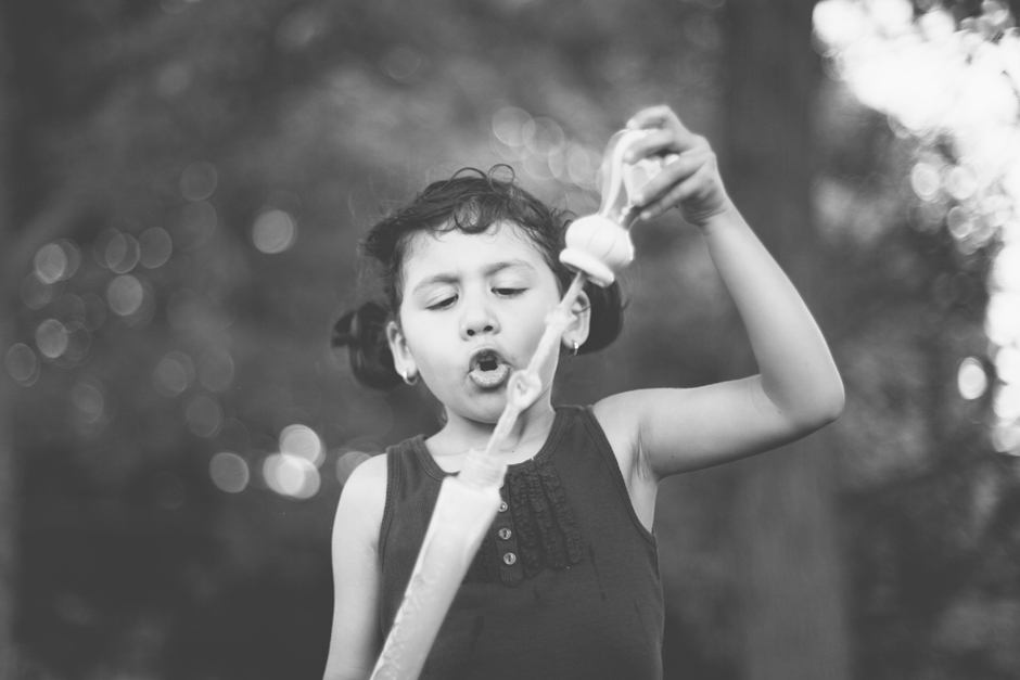 Toronto High Park Family Photographer : getting ready to blow bubbles - Valentina Almeida