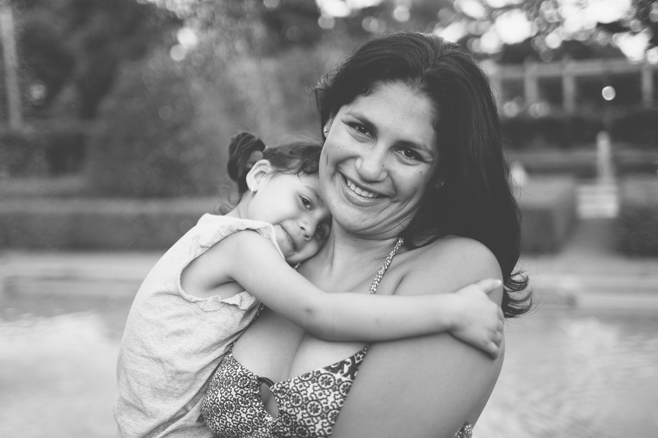 Photo of family in High Park : daughter and mother hugging