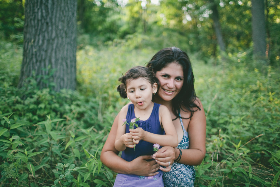 Toronto High Park Family Photography : posing with mommy