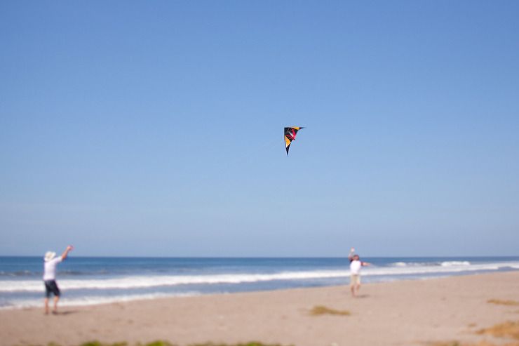 Toronto Photographer : flying a kite on the beach in Nicaragua