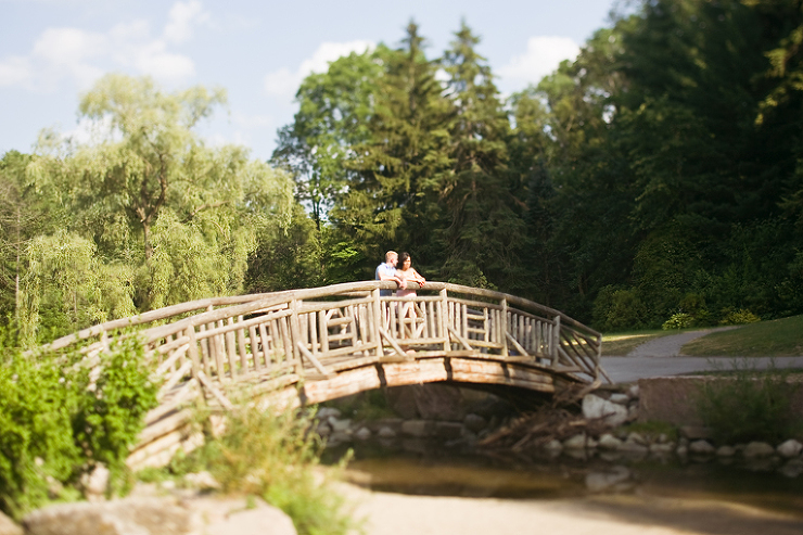 Toronto Engagement Photographer in Edwards Gardens : couple on bridge
