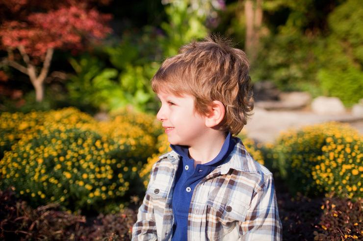 Family Photographer Toronto : little boy smiling in Edwards Gardens in Toronto