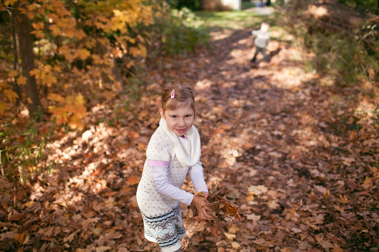 Toronto Family Photography : girl playing with leaves