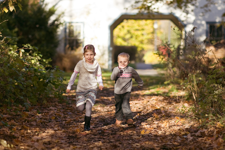 Family Photographer Toronto : children running