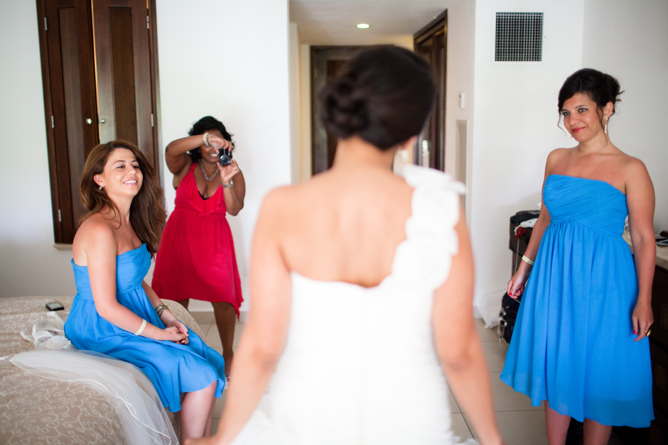 Destination Wedding Photography : photographing bride on her wedding day in Mexico