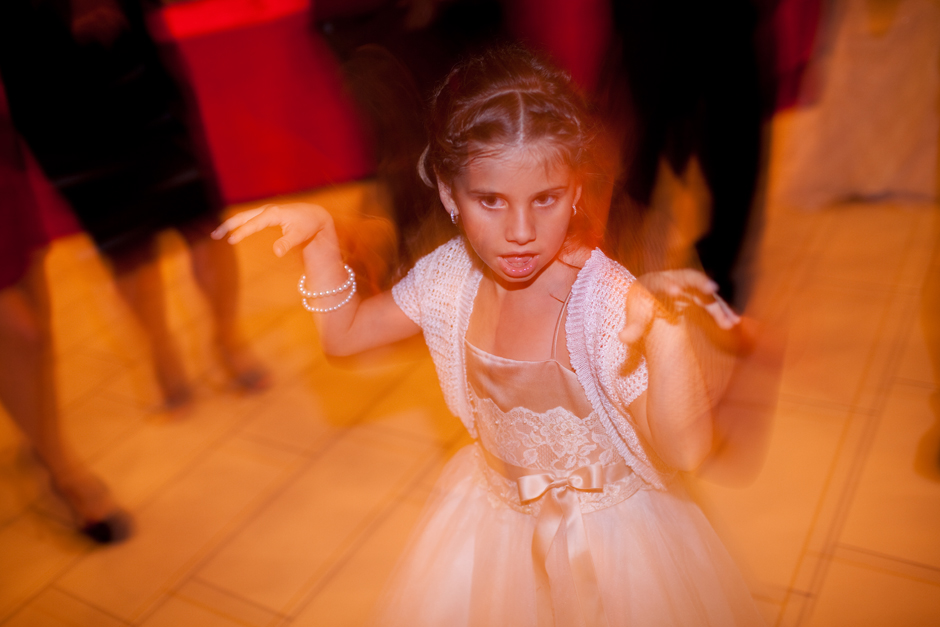 Toronto Wedding photographer : child dancing