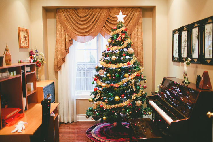 Toronto Family Photographer : Christmas Tree in Family Room
