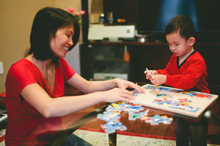 Toronto Family photography : working on a puzzle