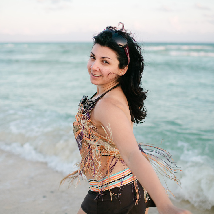 Destination Wedding Photographer : Nanna running along the beach in Mexico