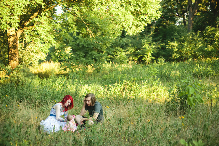 Toronto High Park Documentary family photographer : sitting in the grass having fun