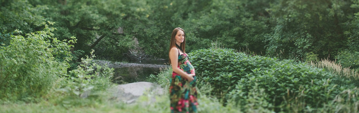 Toronto Maternity Photographer : pregnant woman posing in park