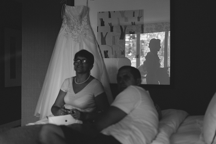 Creative Toronto wedding photographer : silhouette reflection of Bride