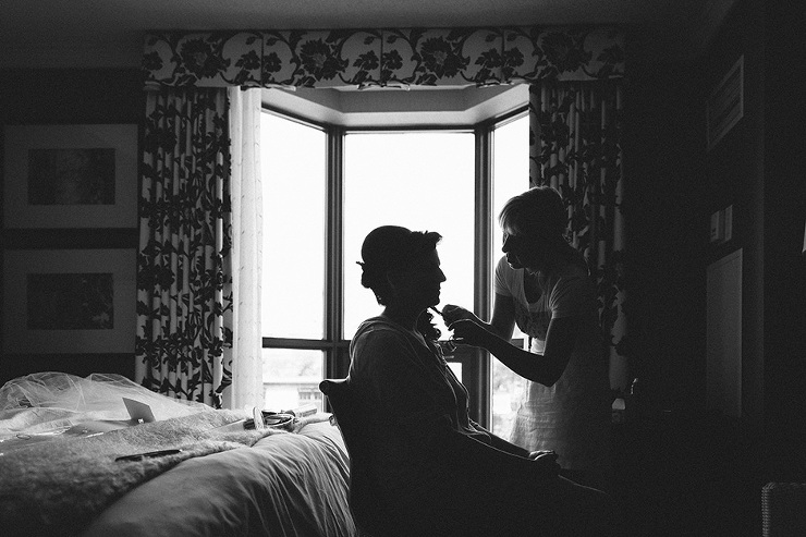 Toronto wedding photo bride getting ready at Intercontinental Hotel on Bloor Street